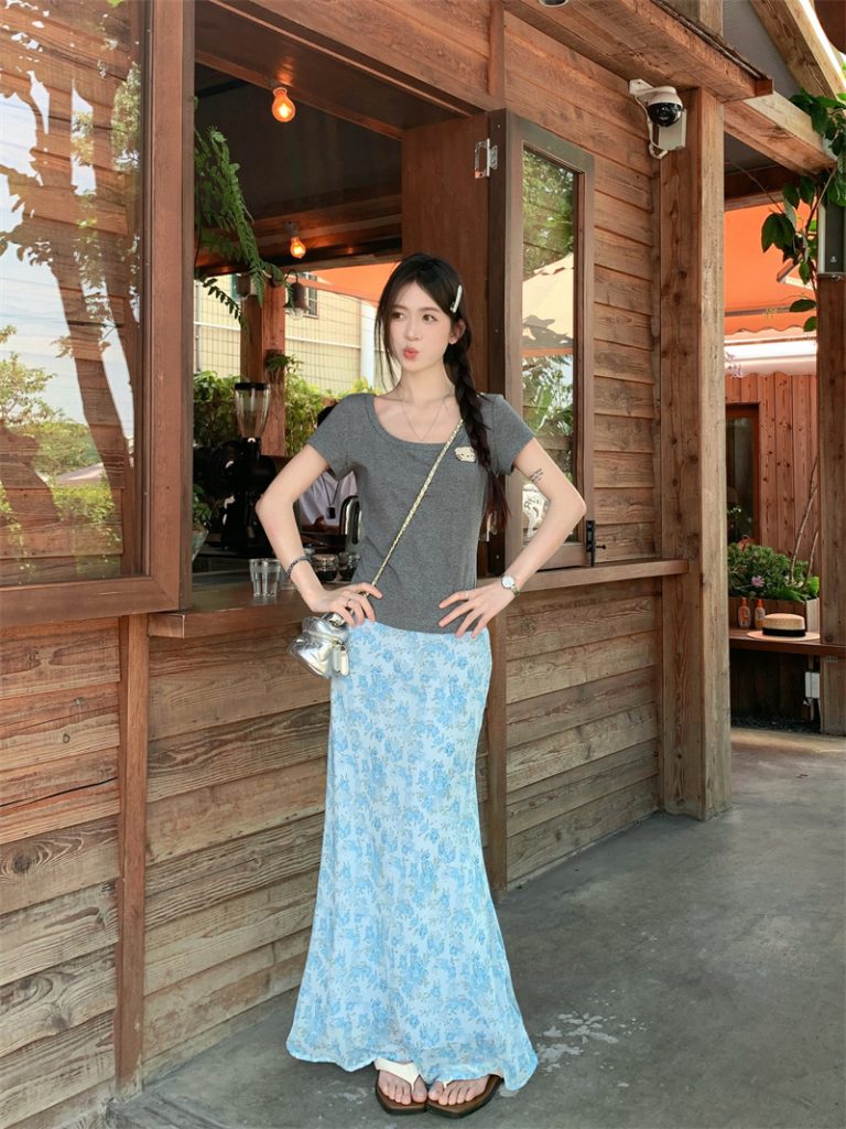 Korean Floral Two-Piece Set with Slimming Skirt and Short-Sleeve T-Shirt